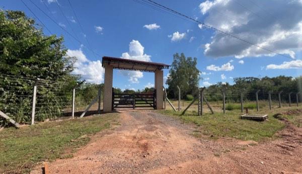 Porteira do retiro vista do caminho de chegada